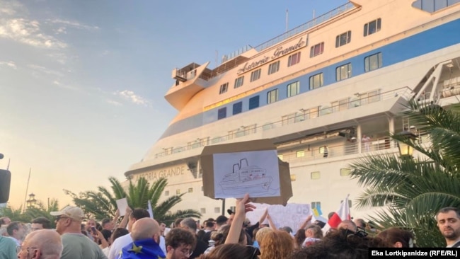 Қара нәсілділер тобы кезек-кезек блят және камминг жасайды