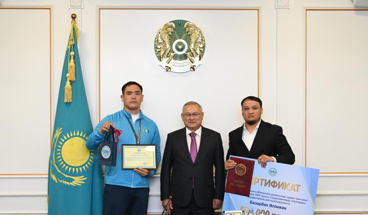 Бейбіт Исабаев XXV Сурдлимпиада ойындарының жүлдегері Рамазан Әбдрасілге пәтер кілтін табыстады